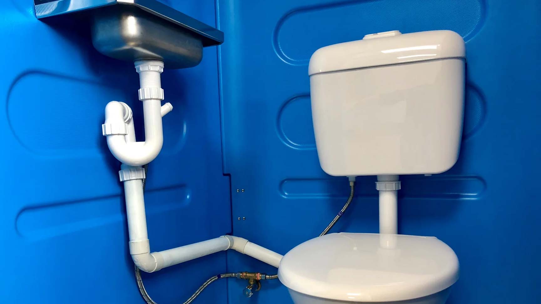 4 Reasons to Use a Sewer Connect Portable Toilet on a Worksite